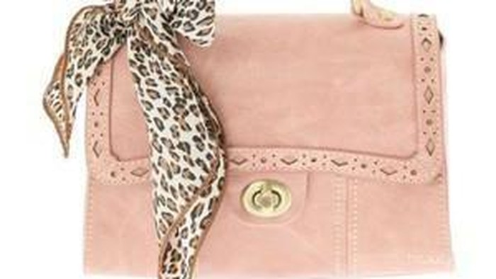 Mau Tampil Beda? Percantik Tasmu dengan Syal!