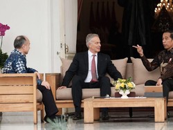 Jokowi Sambut Tony Blair dan Bos Softbank di Istana
