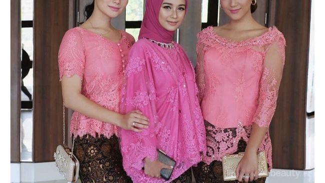 Mau Tampil Beda Yuk Intip 5 Model  Kebaya  Brokat  Terbaru 