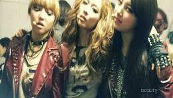 Stylish Dengan Jaket Kulit ala Artis Korea