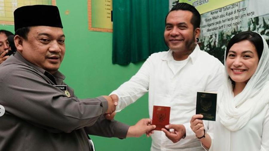Erix 'Endang Soekamti' menikah lagi dengan seorang gadis bernama Shara di KUA Pondok Gede. Ia resmi berpoligami.
