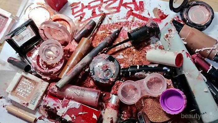[FORUM] Heboh Cewek-cewek di Korea Hancurin Koleksi Make-Up, Udah Ngga Mau Jadi Cantik Katanya