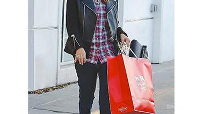 4 Cara Tampil Beda Dengan Plaid Shirt