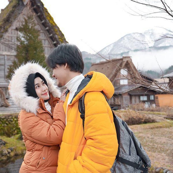 <p>Latarnya yang indah benar-benar membuat foto Anisa eks Cherrybelle bersama suami seperti di drama. (Foto: Instagram @anisarahma_12)</p>