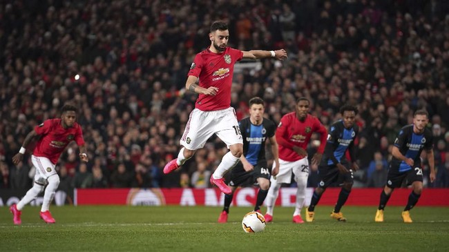 Bintang baru Manchester United Bruno Fernandes kembali mencetak gol penalti yang dianggap meniru pemain Chelsea Jorginho saat melawan Club Brugge.