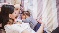 5 Cara agar Bayi Tetap Bangun saat Menyusu, Bisa dengan Melepas Bajunya