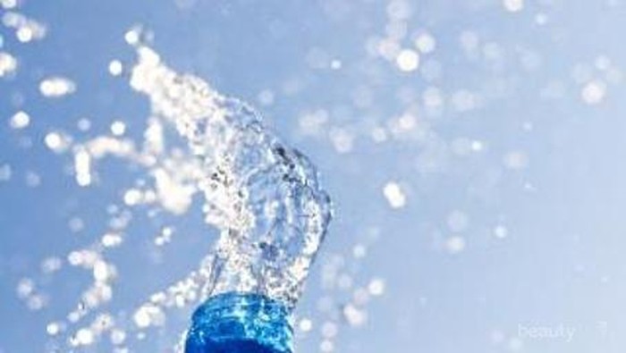 Sudah Tahu Cara Minum Air Putih yang Benar?