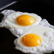 Kalo nyeplok telor kuningnya dipecahin atau engga?