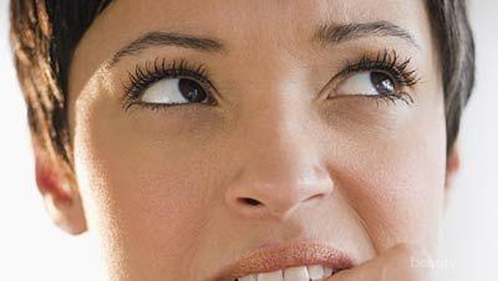 Hentikan 6 Kebiasaan Saat Kegelisahan Melanda yang Dapat Merusak Kecantikanmu