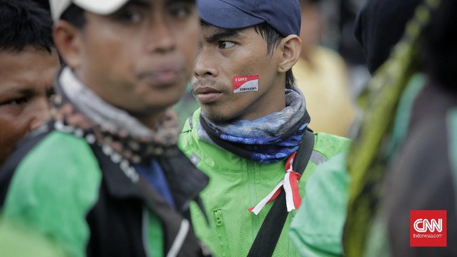 Massa pengemudi ojek online (ojol) menggelar aksi demonstrasi di depan Gedung DPR/MPR, Senayan, Jakarta, Jumat, 28 Februari 2020. tuntutan digelarnya demo ini menginginkan kalau angkutan roda dua dijadikan transportasi khusus terbatas dengan cara merevisi Undang-Undang Nomor 22 Tahun 2009 Tentang Lalu Lintas dan Angkutan Jalan.
