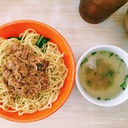 Lezatnya Makanan Legendaris  Es Durian dan Bakmi BBT, Matraman