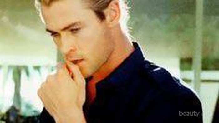 Selebriti Pria dengan Rambut Cepol Paling Macho