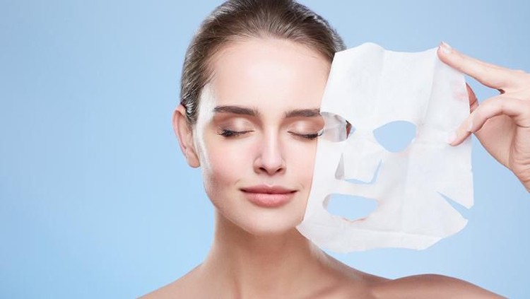 Bunda punya kebiasaan untuk menyimpan sheet mask di kulkas sebelum digunakan? Apa sih manfaat besar dari hal ini?