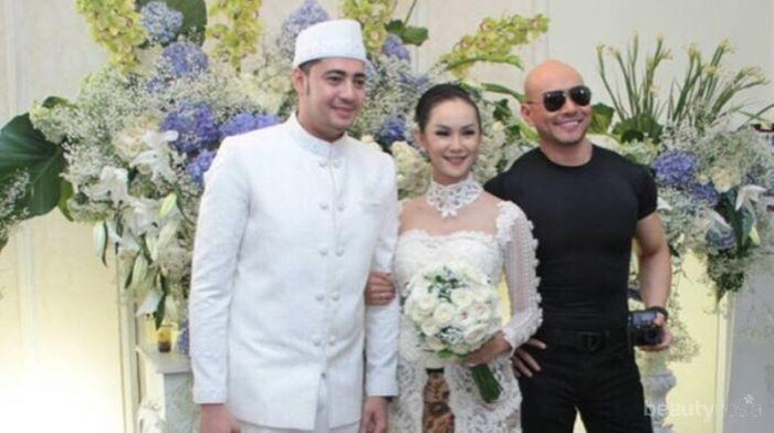 [FORUM] Dear, datang ke nikahan mantan mending sendiri atau bawa teman ya? Kebetulan aku masih single...