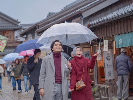 7 Potret Mesra Anisa Eks Cherrybelle dan Suami di Jepang, Romantis Bak Drama