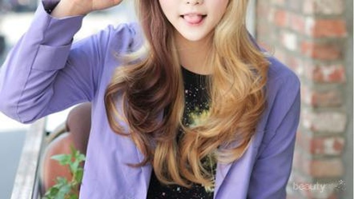 Tinggalkan Sejenak Ombre dan Coba Lihat Uniknya Tren Half Dyed Hair Berikut