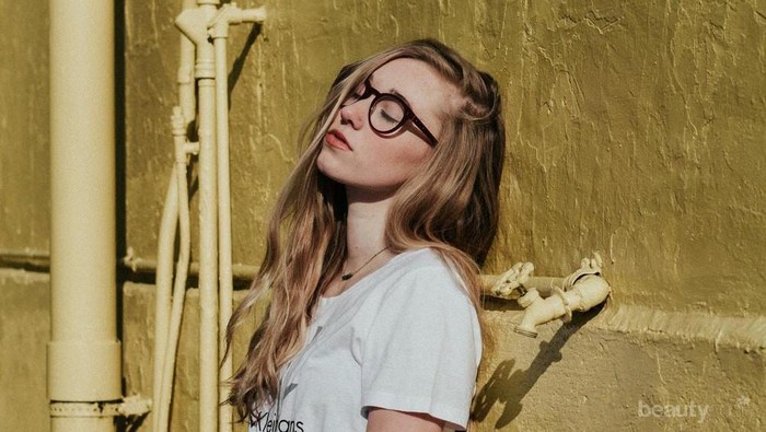 Anti Mati Gaya! Ini Pilihan Style Kekinian yang Cocok Dikenakan Wanita Berkacamata