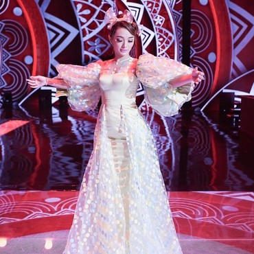 Zaskia Gotik Pakai Gaun Rancangan Mantan Istri Kekasih Tajirnya