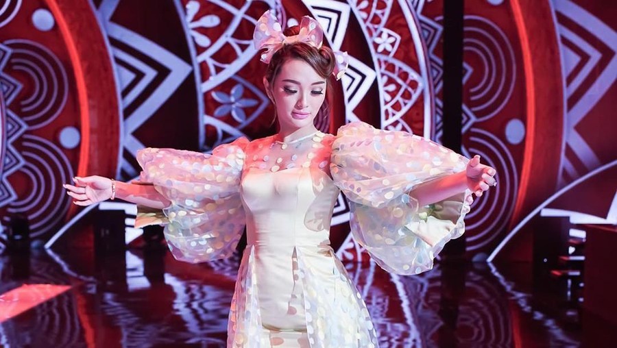 Zaskia Gotik masih mengenakan pakaian rancangan mantan istri sang kekasih, Sirajuddin Mahmud Sabang.