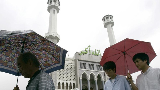 Umat muslim di Korsel mendapat pemberitahuan dari Korean Muslim Federation bahwa salat Jumat ditiadakan untuk sementara waktu demi mencegah virus corona meluas.