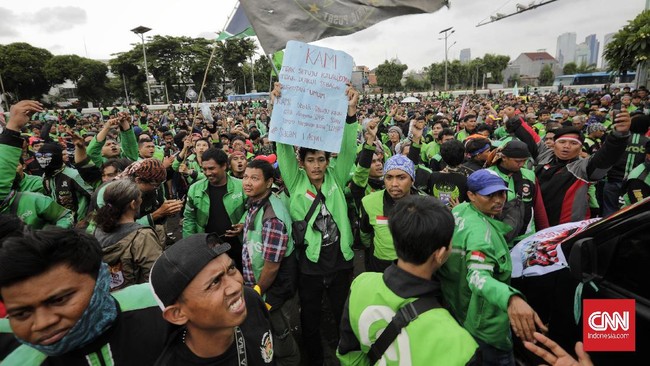 Massa pengemudi ojek online (ojol) menggelar aksi demonstrasi di depan Gedung DPR/MPR, Senayan, Jakarta, Jumat, 28 Februari 2020. tuntutan digelarnya demo ini menginginkan kalau angkutan roda dua dijadikan transportasi khusus terbatas dengan cara merevisi Undang-Undang Nomor 22 Tahun 2009 Tentang Lalu Lintas dan Angkutan Jalan.