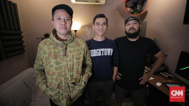 Berawal dari rasa muak terhadap siaran di radio, seorang mantan VJ MTV meramu media baru bernama podcast yang akhirnya marak di Indonesia setahun belakangan.