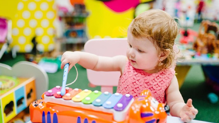 Jika Bunda ingin si kecil jadi musisi, 15 nama bayi perempuan yang terinpirasi dari musik berikut ini, patut dipertimbangkan. Cek nama-namanya yuk, Bun!