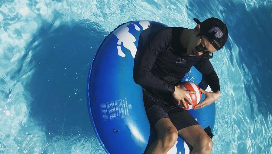 Chanyeol EXO sempat kehilangan kacamata hitamnya saat berenang di pantai di Bali, Indonesia.