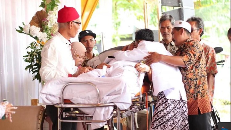 Sebuah kisah di Twitter sangat mengharukan, Bunda. Seorang ayah yang sedang sakit parah rela datang ke pernikahan anaknya, dengan menggunakan mobil ambulans.