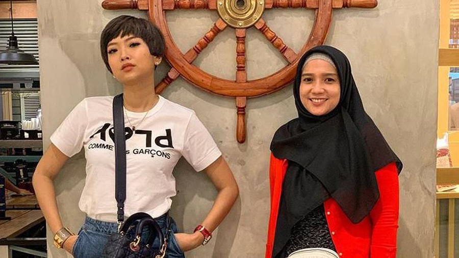 Seorang selebgram cantik yaitu Cece Mylisa meninggal dunia dan langsung dimakamkan di Singkawang, Kalimantan Barat.