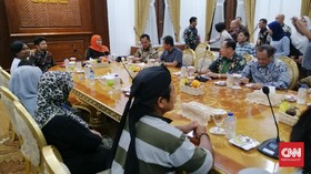 Warga Tumpang Pitu Kecewa, Khofifah Bungkam Usai Dialog