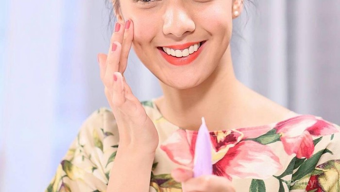 Wajah Merona Alami dengan Blush Emina Cheek Lit, Murah Meriah Ladies!