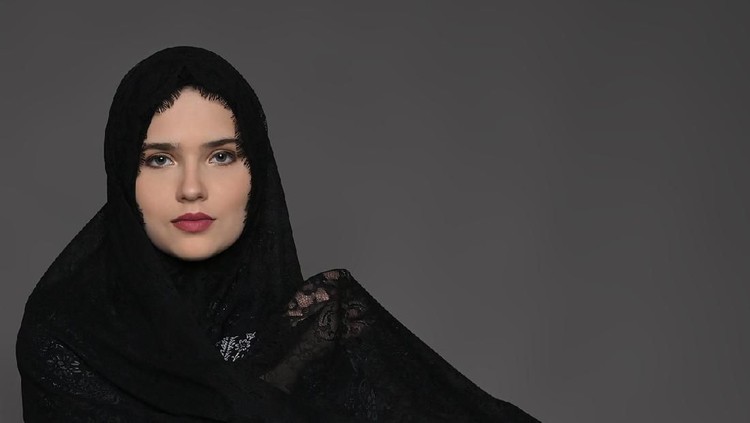 Model hijab elegan tak harus berharga selangit. Bunda bisa beli hijab rancangan Dian Pelangi hingga Barli Asmara dengan harga enggak lebih dari Rp100 ribu.