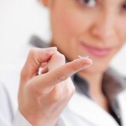 Beneran gak sih kalo pake softlens kelamaan bisa nyangkut di dalem kelopak mata?