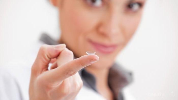 Beneran gak sih kalo pake softlens kelamaan bisa nyangkut di dalem kelopak mata?