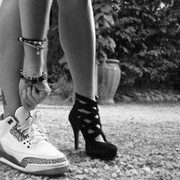 Lebih suka pake sneakers atau high heels?