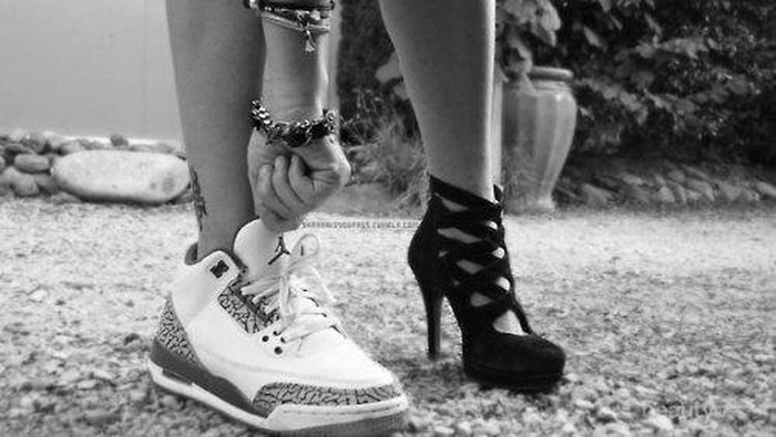 Lebih suka pake sneakers atau high heels? Lebih suka pake sneakers atau high heels?