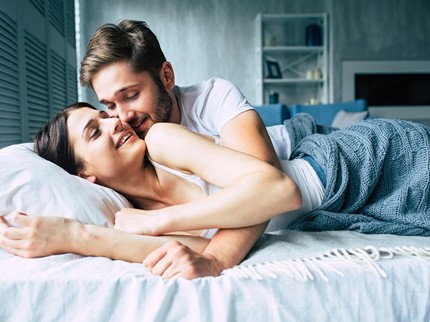 5 Tanda Suami Menikmati Seks: Foreplay Lama hingga Memuji Istri
