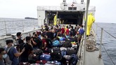 FOTO: WNI ABK World Dream Tiba di Pulau Sebaru Kecil Sebanyak 188 WNI tiba di Pulau Sebaru Kecil, Kepulauan Seribu, Jakarta. Jumat (28/2). Mereka akan menjalani masa karantina selama 14 hari.