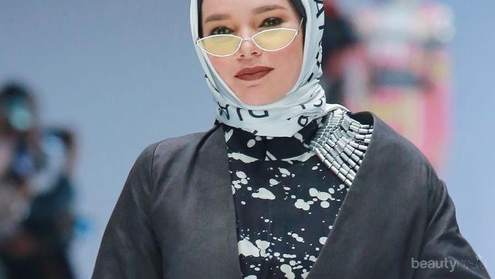 Bosan dengan Gaya Hijab Kamu? Coba Style Dewi Sandra Biar Foto Instagram Makin Kece