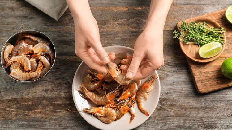MPASI yang terlalu hambar kadang menjadi masalah bagi si kecil yang baru belajar makan, Bun. Atasi dengan resep kaldu udang berikut ini yuk!