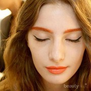 Tampil Cantik dan Berbeda dengan Alis Berwarna