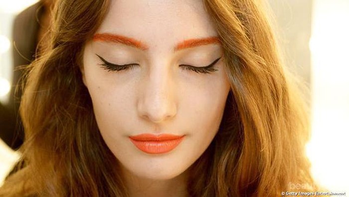 Tampil Cantik dan Berbeda dengan Alis Berwarna
