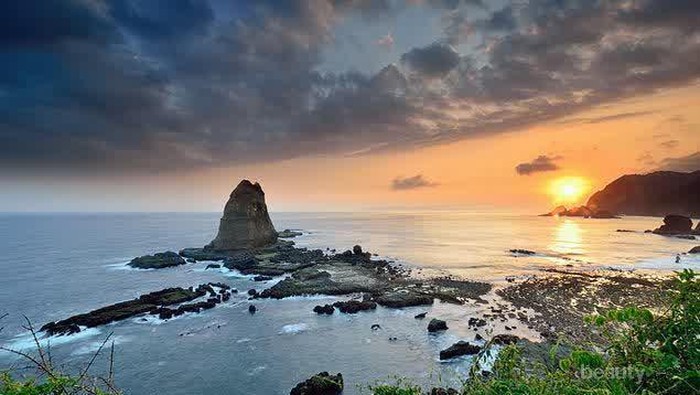 Jelajahi Pantai Papuma, Pantai Indah di Pulau Jawa