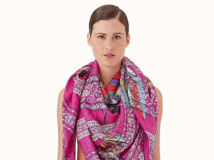 5 Scarf Mewah Langganan Artis, Hermes hingga LV, Harganya Capai Rp320 Juta