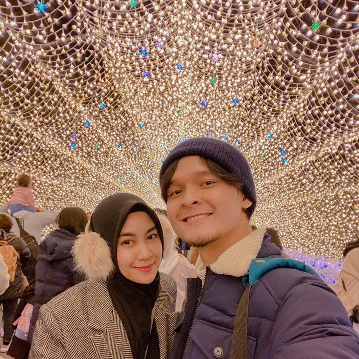 <p>Foto romantis Anisa eks Cherrybelle bersama suami dibilang seperti adegan-adegan drama. (Foto: Instagram @anisarahma_12)</p>