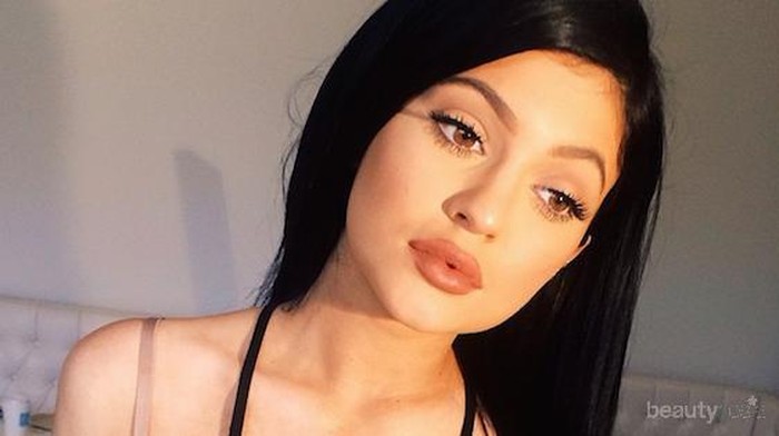 Tutorial untuk Mendapatkan Bibir Seksi Tanpa Operasi ala Kylie Jenner