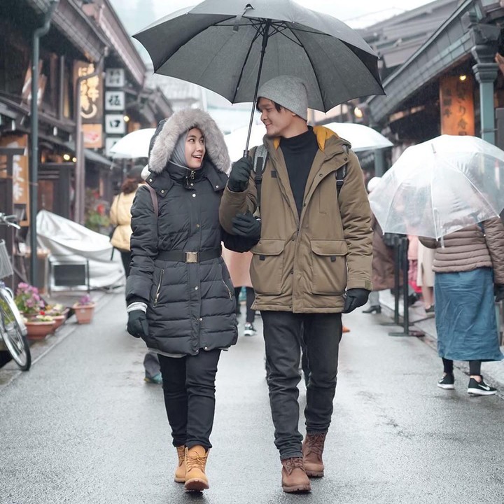 <p>Baru-baru ini Anisa Rahma eks Cherrybelle dan suami, Anandito Dwis berlibur ke Jepang. (Foto: Instagram @anisarahma_12)</p>