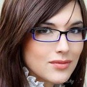 6 Tips Tampil Cantik untuk Wanita Berkacamata