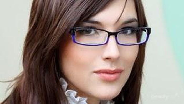 6 Tips Tampil Cantik untuk Wanita Berkacamata
